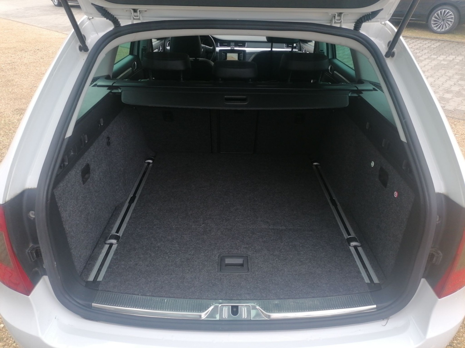 SKODA Superb II Combi 2.0 TSI DSG Elegance NAVI XENON Bild 7