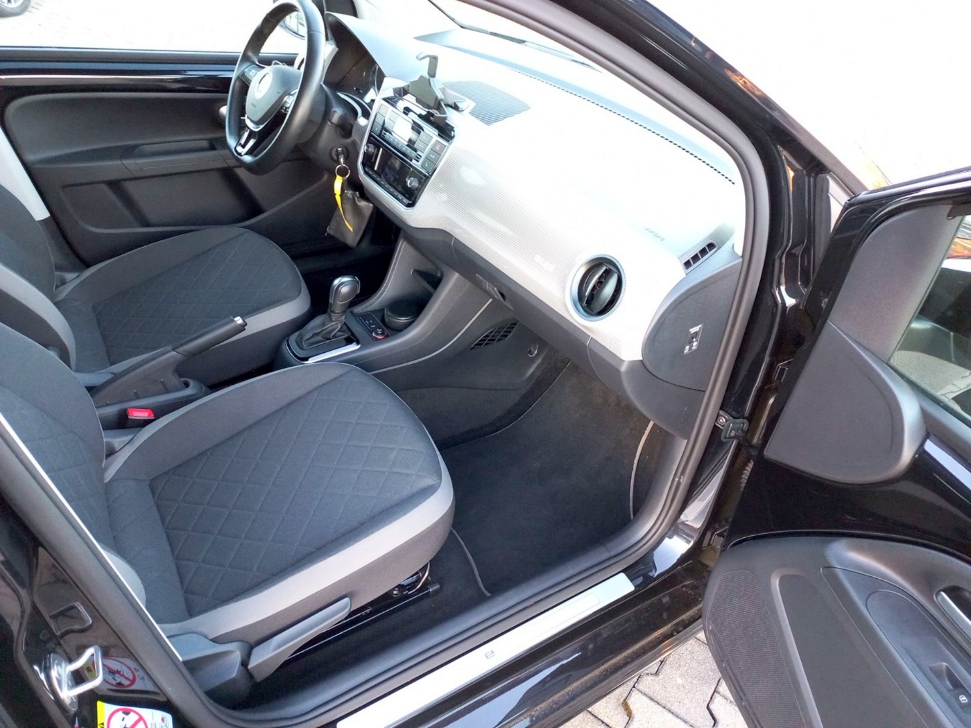 VW e-up! Style Plus 32,3 kWh ALU DAB KA PDC RFK SHZ Bild 17