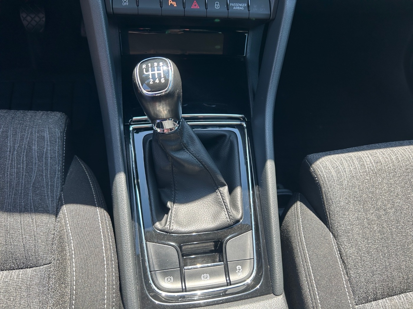 SKODA Karoq 1.5 TSI Style LED KA NAVI RFK STANDHEIZUNG Bild 15