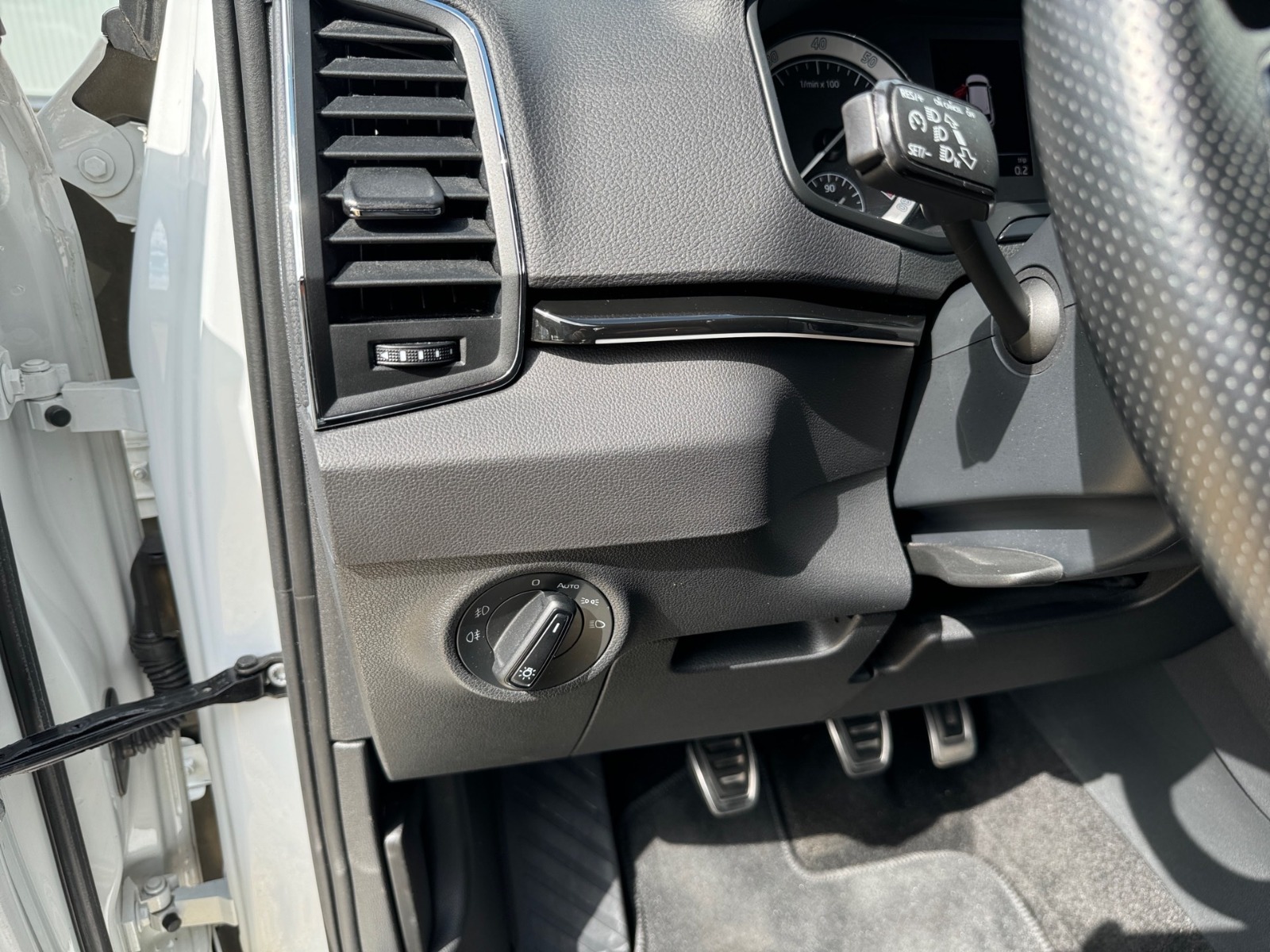 SKODA Karoq 1.5 TSI Sportline DAB KA KEY LED PDC 4xSHZ Bild 14