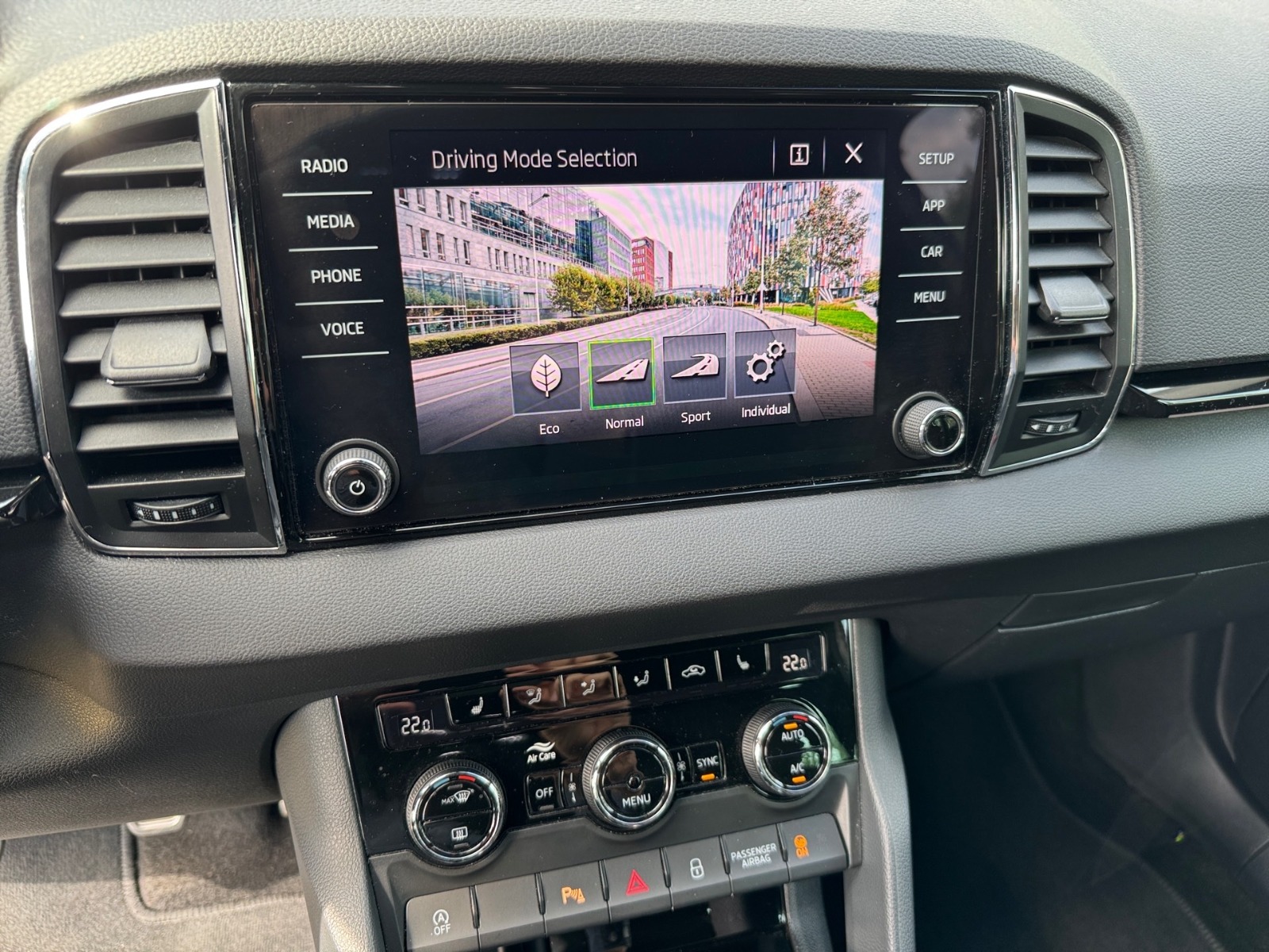 SKODA Karoq 1.5 TSI Sportline DAB KA KEY LED PDC 4xSHZ Bild 16