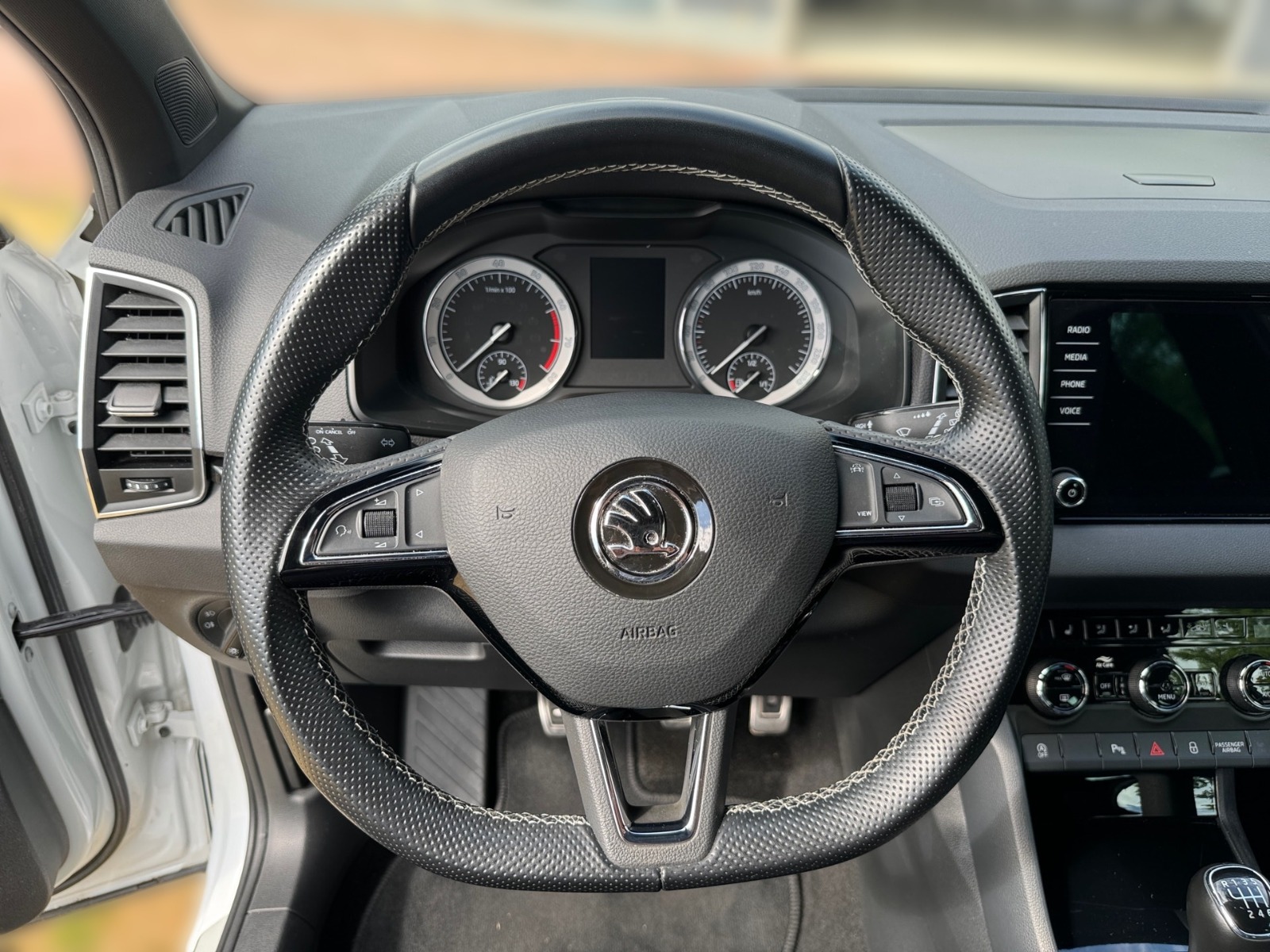 SKODA Karoq 1.5 TSI Sportline DAB KA KEY LED PDC 4xSHZ Bild 12