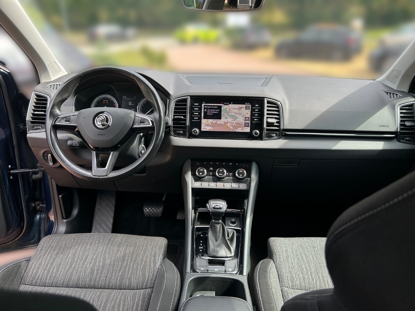 SKODA Karoq 1.5 TSI DSG Style DAB LED NAVI PDC SHZ VZE Bild 10
