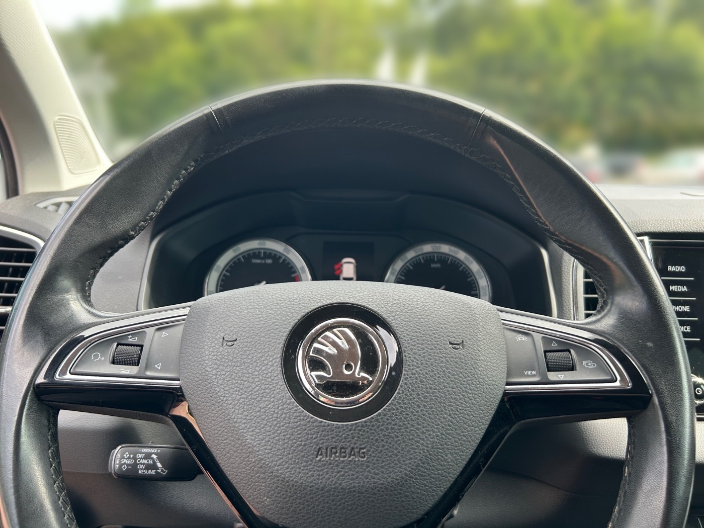 SKODA Karoq 1.5 TSI DSG Style DAB LED NAVI PDC SHZ VZE Bild 8