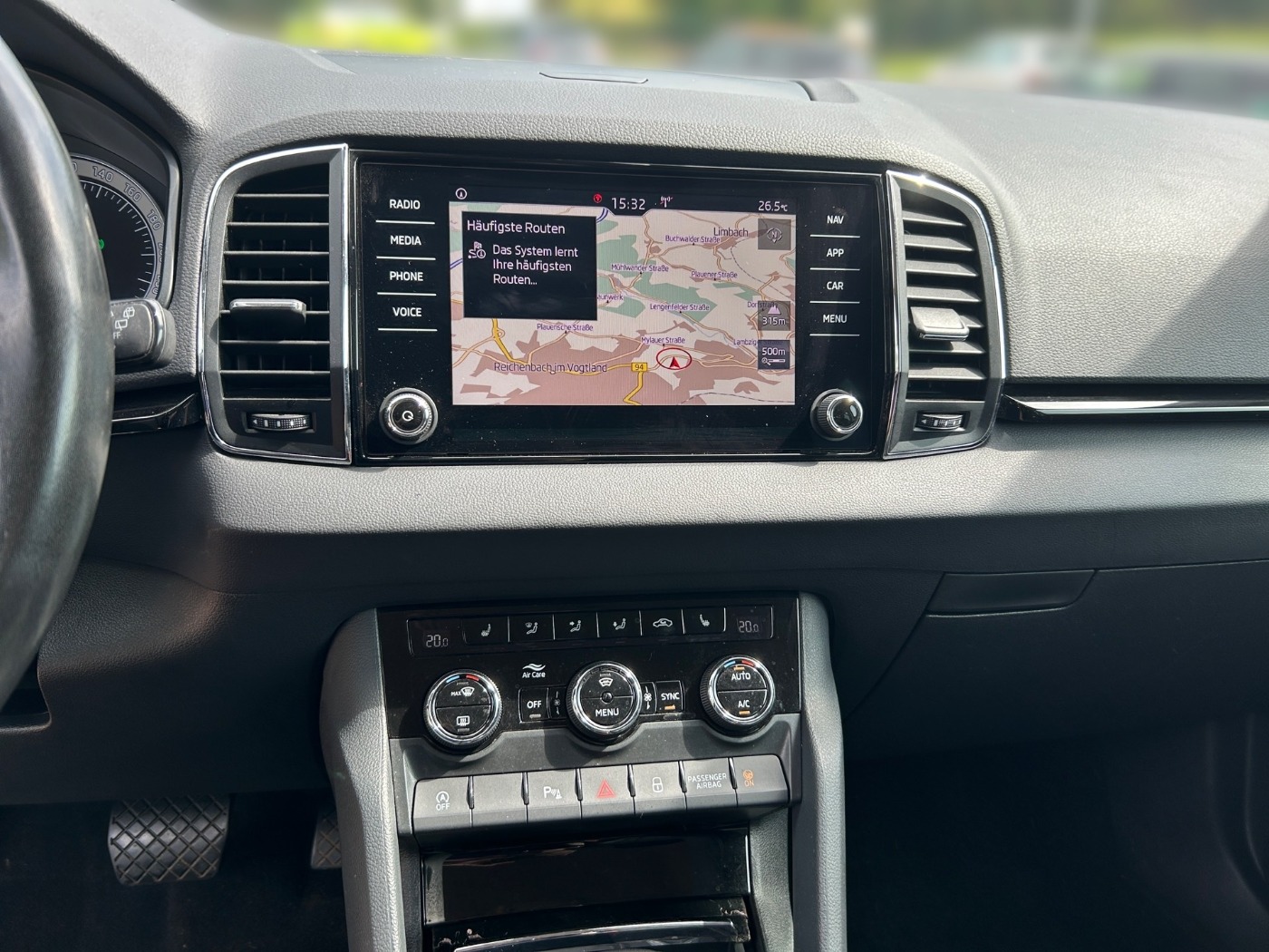 SKODA Karoq 1.5 TSI DSG Style DAB LED NAVI PDC SHZ VZE Bild 9