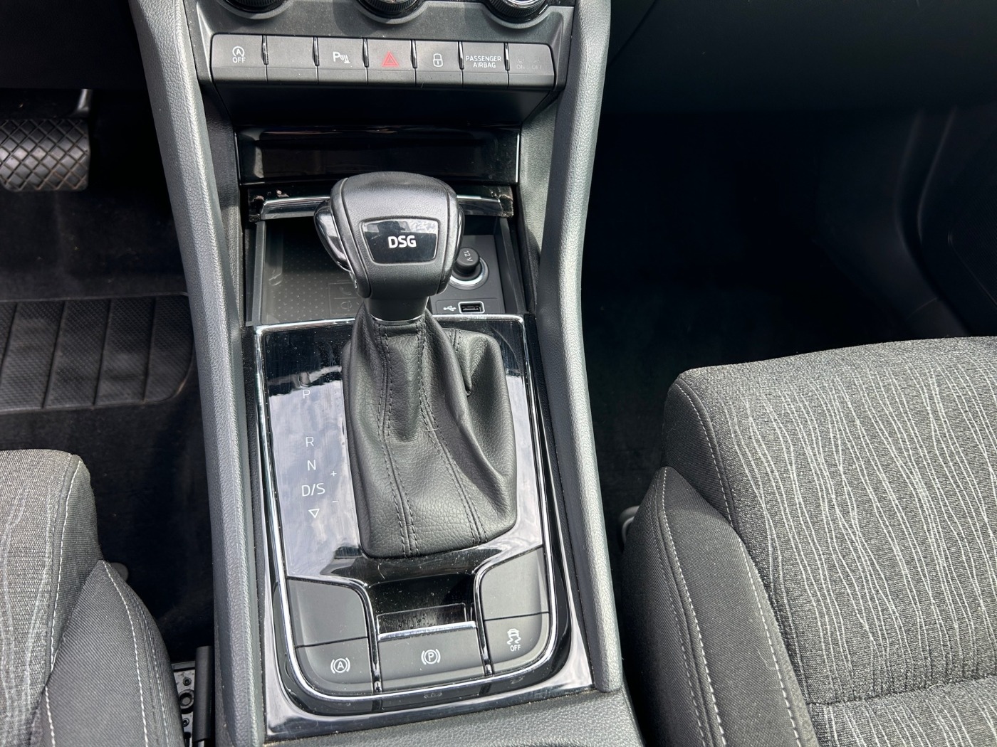 SKODA Karoq 1.5 TSI DSG Style DAB LED NAVI PDC SHZ VZE Bild 14