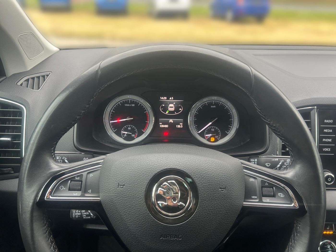SKODA Karoq 1.5 TSI Style DAB KA LED NAVI RFK STANDHZG Bild 8