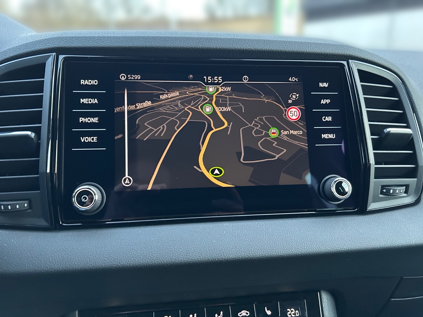 SKODA Karoq 1.5 TSI ACT Selection ACC LHZ NAVI RFK SHZ Bild 9