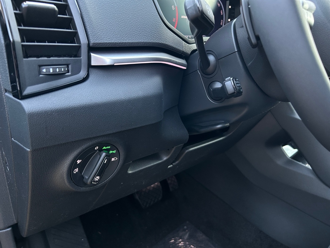SKODA Karoq 1.5 TSI ACT Selection ACC LHZ NAVI RFK SHZ Bild 17