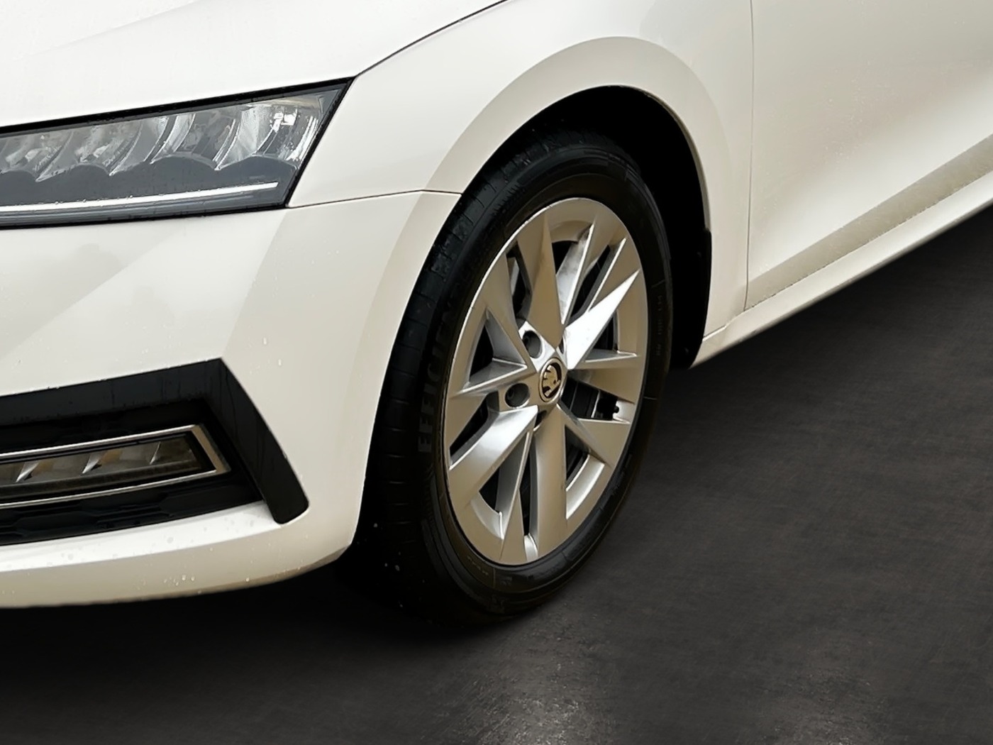 SKODA Octavia Combi 2.0 TDI First Edition NAVI SHZ TWA Bild 6