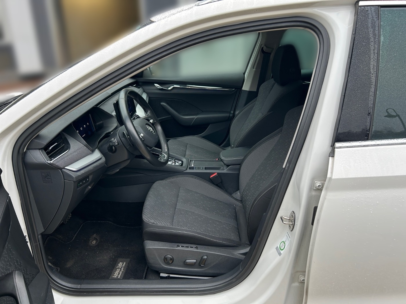 SKODA Octavia Combi 2.0 TDI First Edition NAVI SHZ TWA Bild 7
