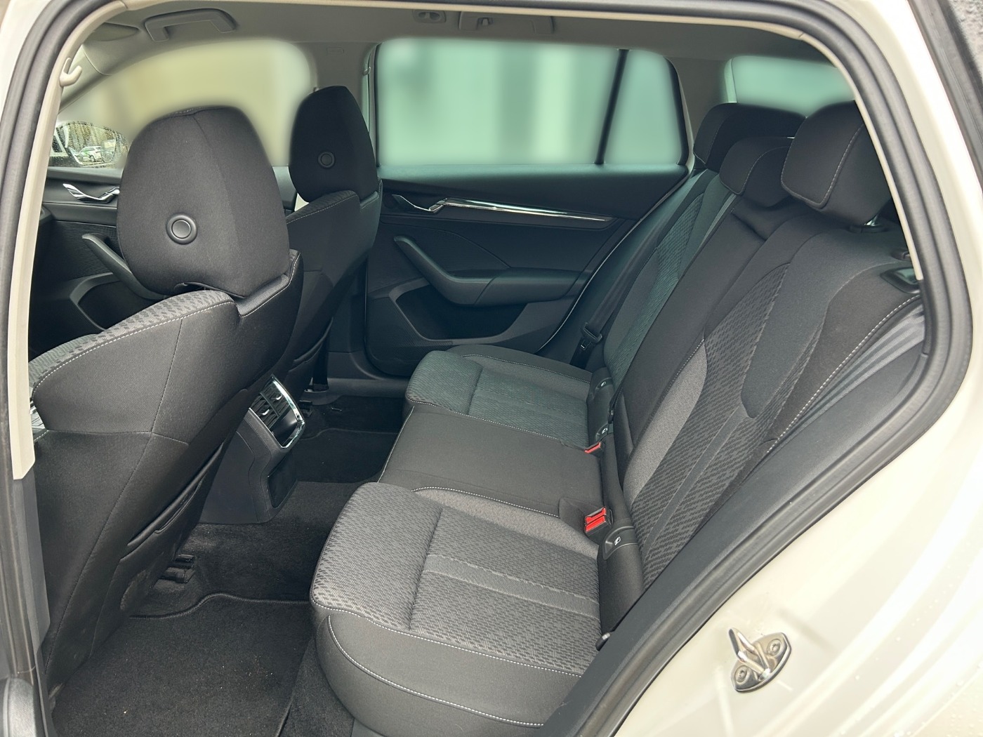 SKODA Octavia Combi 2.0 TDI First Edition NAVI SHZ TWA Bild 11