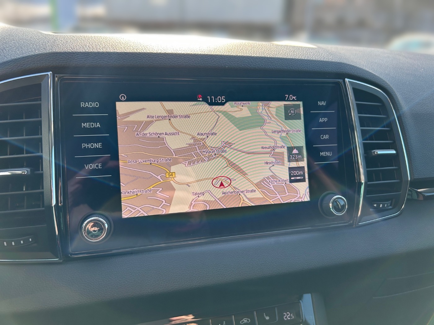 SKODA Karoq 1.5 TSI DSG Style ACC AHK DAB LED PDC SHZ Bild 9