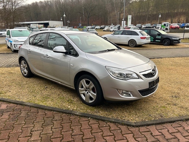 OPEL Astra J 1.4 Turbo Design Edition AHK LHZ SHZ WKR Bild 2