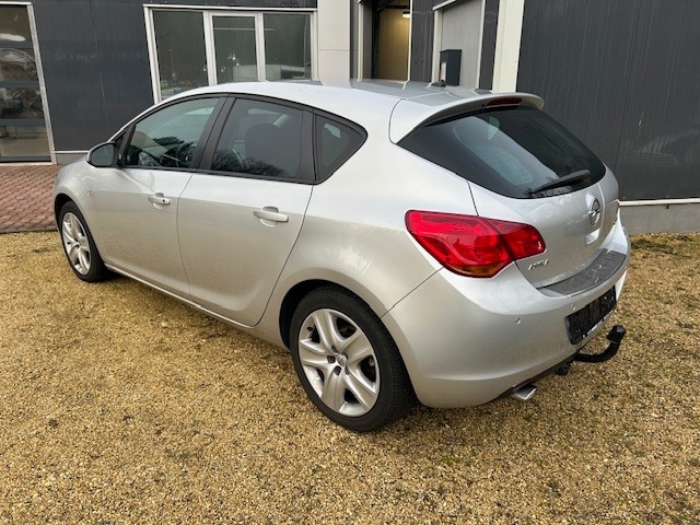 OPEL Astra J 1.4 Turbo Design Edition AHK LHZ SHZ WKR Bild 4