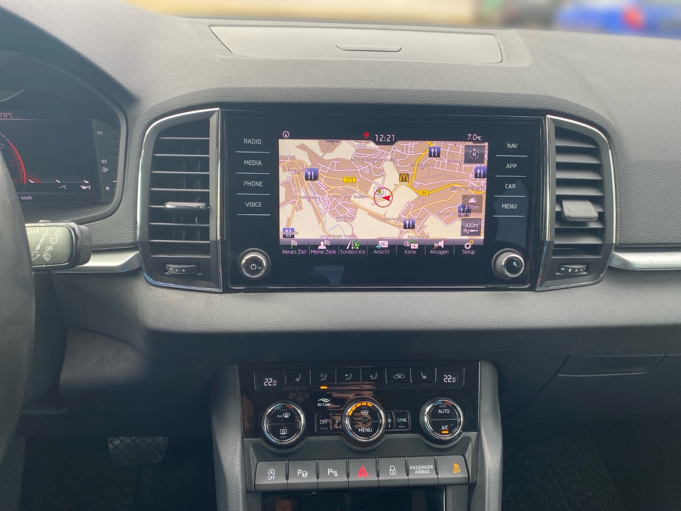 SKODA Karoq 1.5 TSI ACT DSG Style ACC LED LHZ RFK VC Bild 9