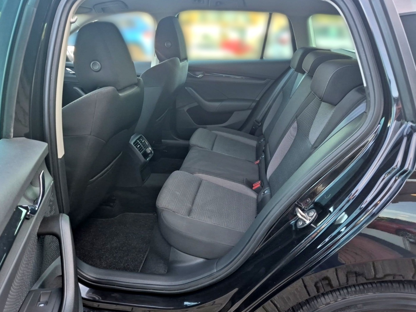 SKODA Octavia Combi 2.0 TDI DSG Ambition MATRIX NAVI Bild 8