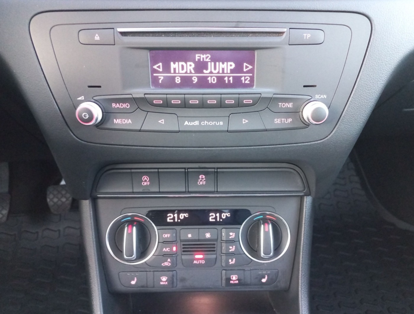 Audi Q3 1.4 TSI ultra ALU KA PDC RELING SHZ WKR XENON Bild 12