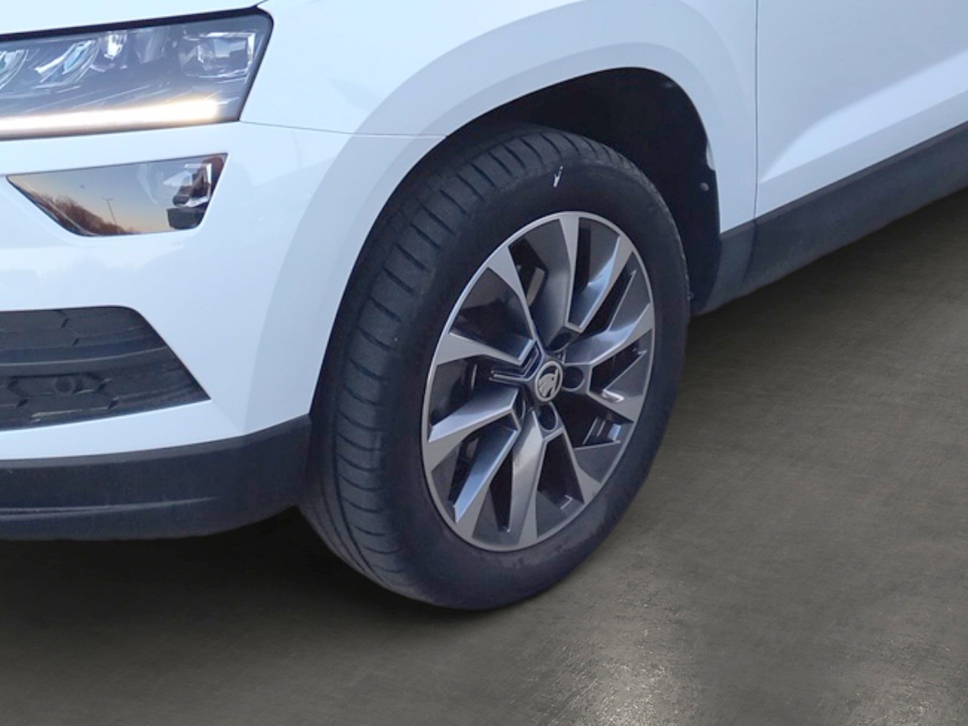 SKODA Karoq 1.5 TSI ACT DSG Drive 125 DAB LED PDC SHZ Bild 6