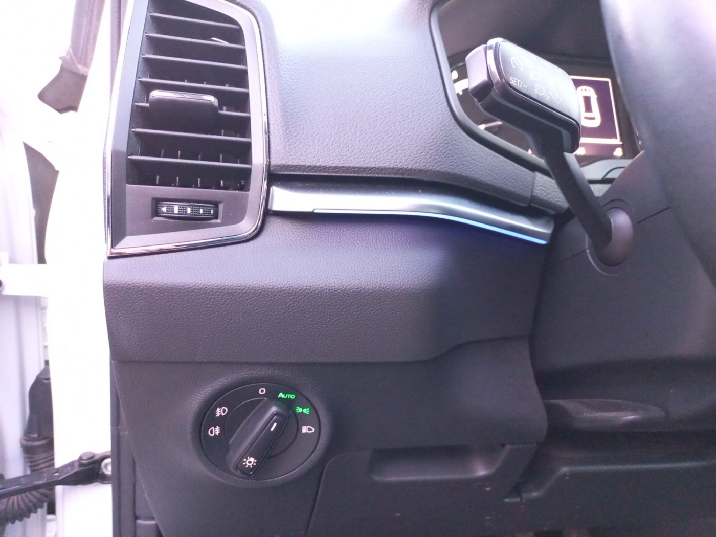 SKODA Karoq 1.5 TSI ACT DSG Drive 125 DAB LED PDC SHZ Bild 8
