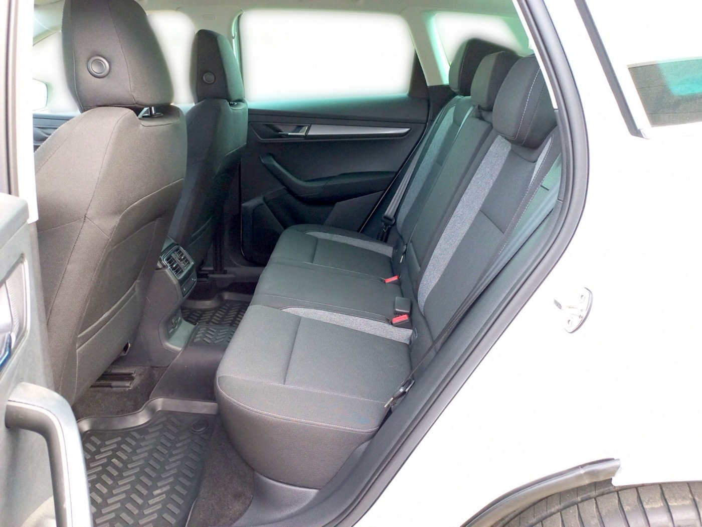SKODA Karoq 1.5 TSI ACT DSG Drive 125 DAB LED PDC SHZ Bild 16