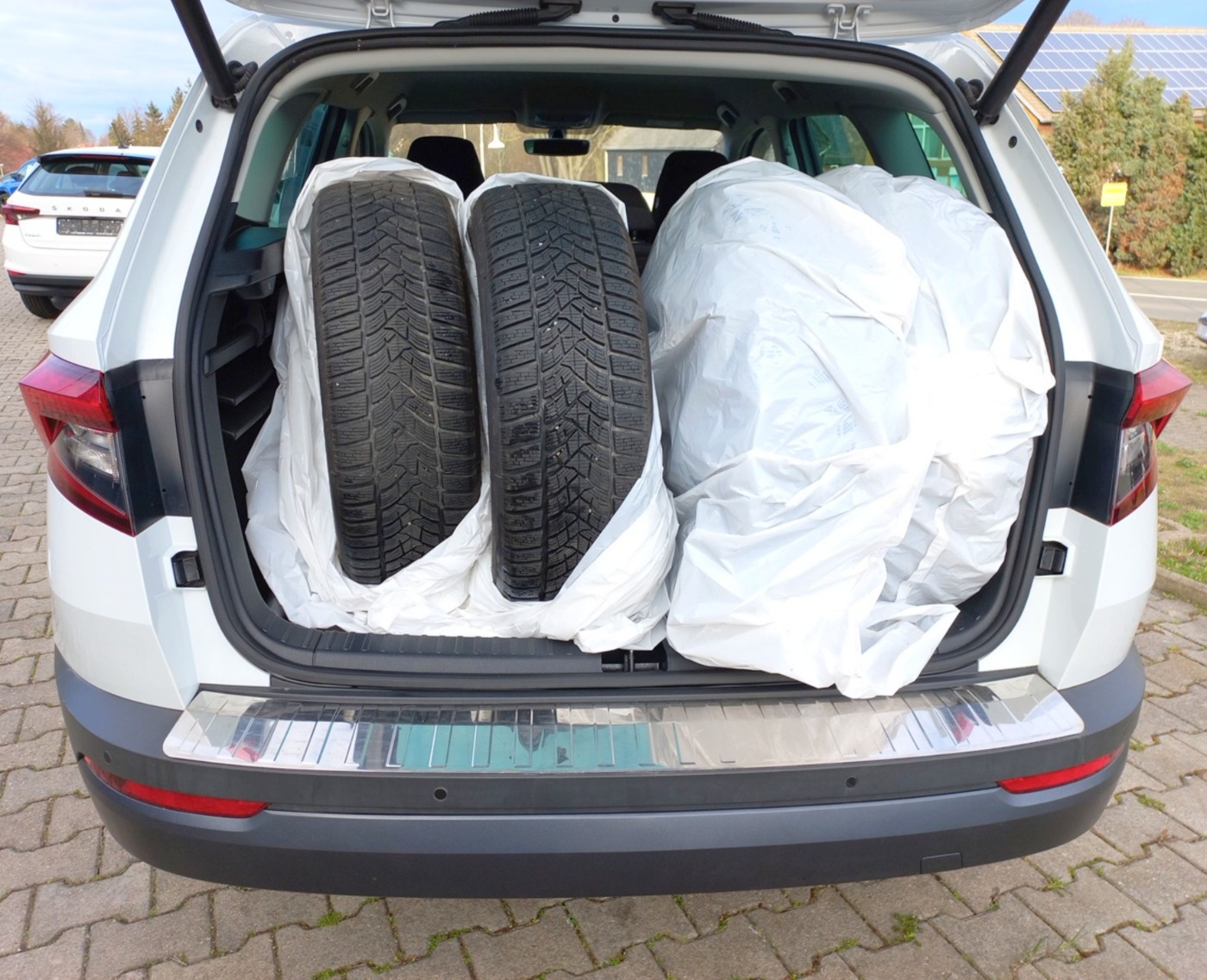 SKODA Karoq 1.5 TSI ACT DSG Drive 125 DAB LED PDC SHZ Bild 20