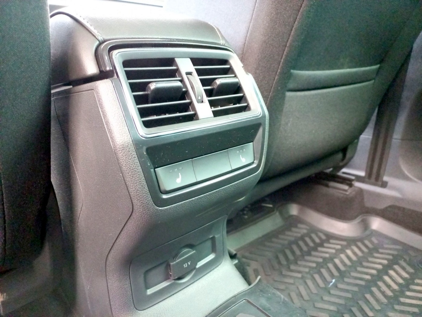 SKODA Karoq 1.5 TSI ACT DSG Drive 125 DAB LED PDC SHZ Bild 17