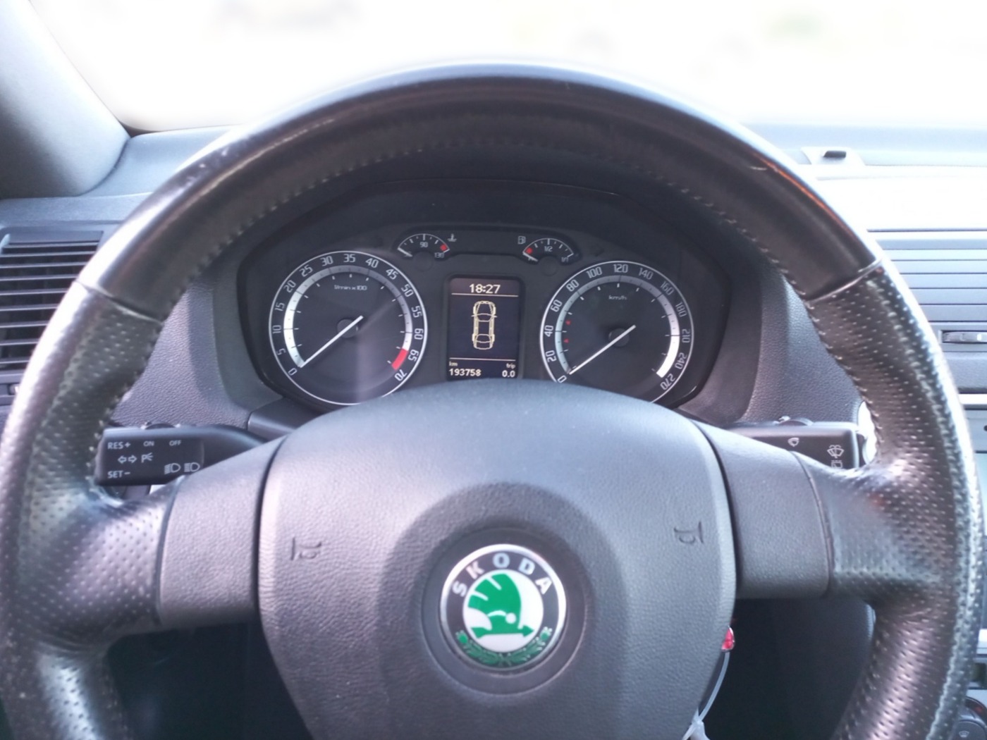SKODA Octavia 2.0 TFSI RS ALU KA NAVI PDC SHZ XENON Bild 10