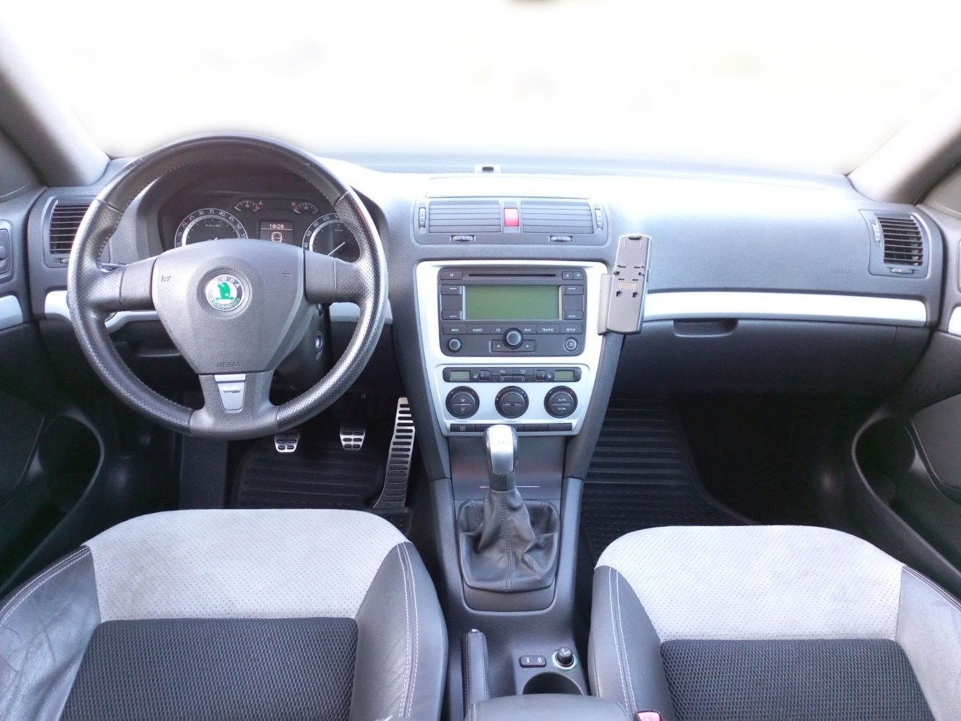 SKODA Octavia 2.0 TFSI RS ALU KA NAVI PDC SHZ XENON Bild 12