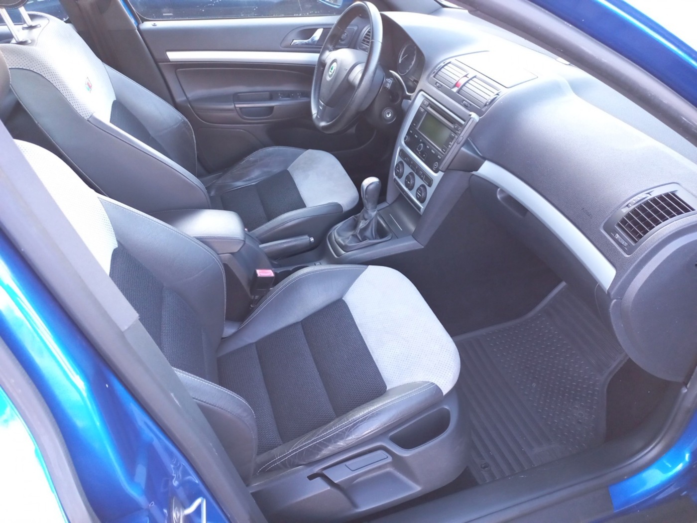 SKODA Octavia 2.0 TFSI RS ALU KA NAVI PDC SHZ XENON Bild 14