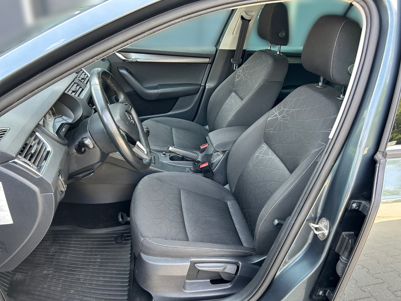 SKODA Octavia Combi 1.5 TSI Clever KA LED NAVI PDC SHZ Bild 7