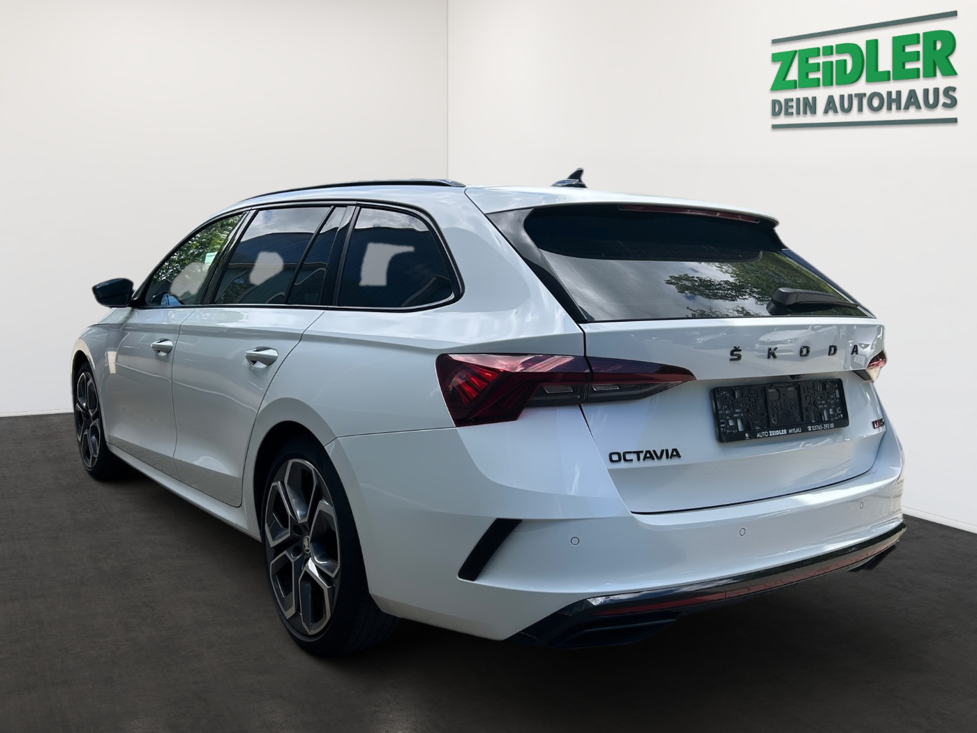 SKODA Octavia Combi 2.0 TDI DSG RS 4x4 AHK ACC PANO SHZ Bild 4