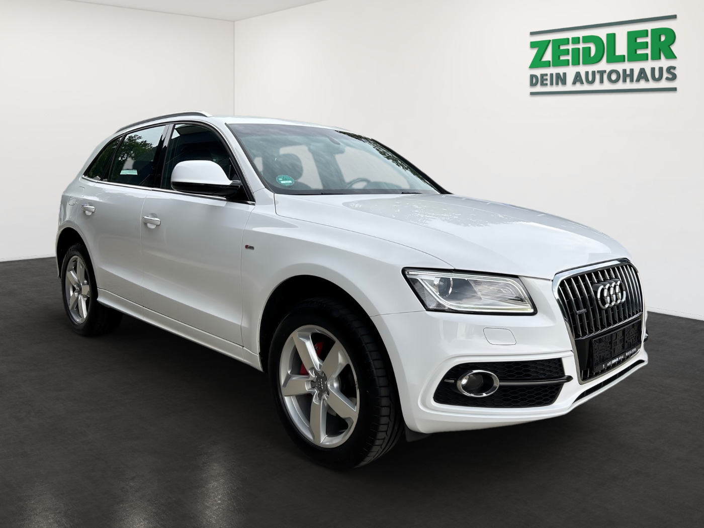 Audi Q5 2.0 TDI quattro S-Line AHK NAVI PDC SHZ XENON Bild 2
