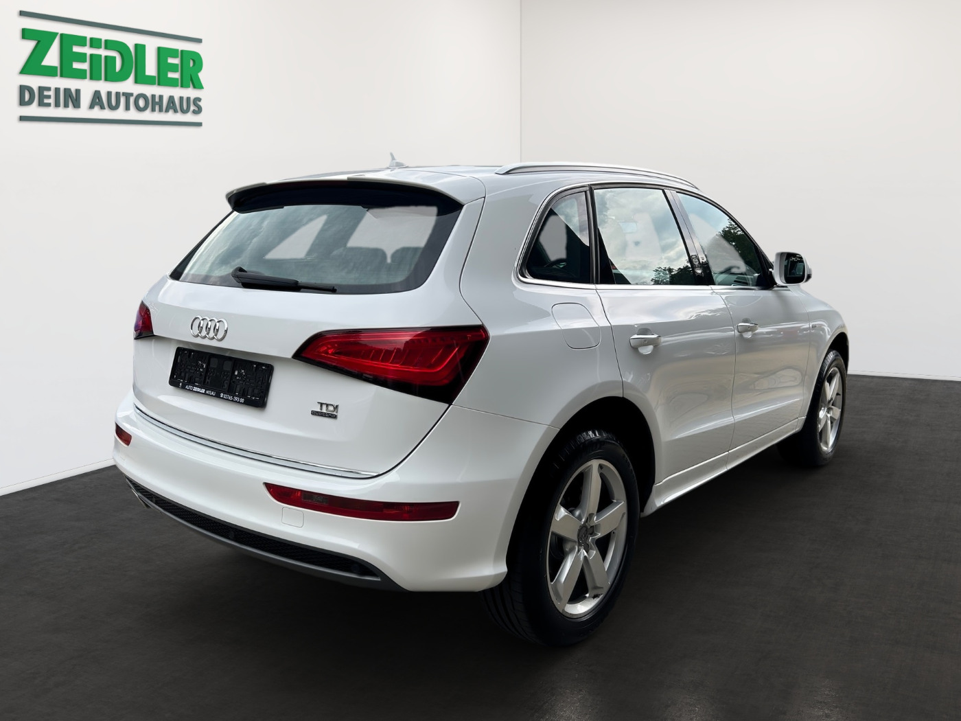 Audi Q5 2.0 TDI quattro S-Line AHK NAVI PDC SHZ XENON Bild 3