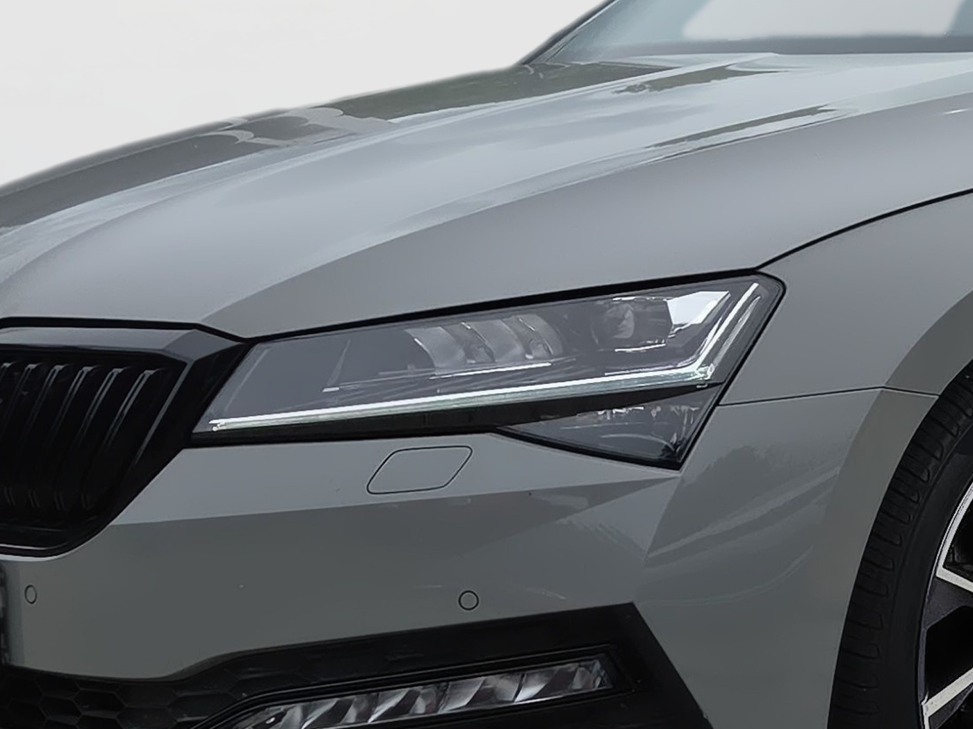 SKODA Superb Combi 2.0 TDI DSG 4x4 Sportline AHK STHZ Bild 5