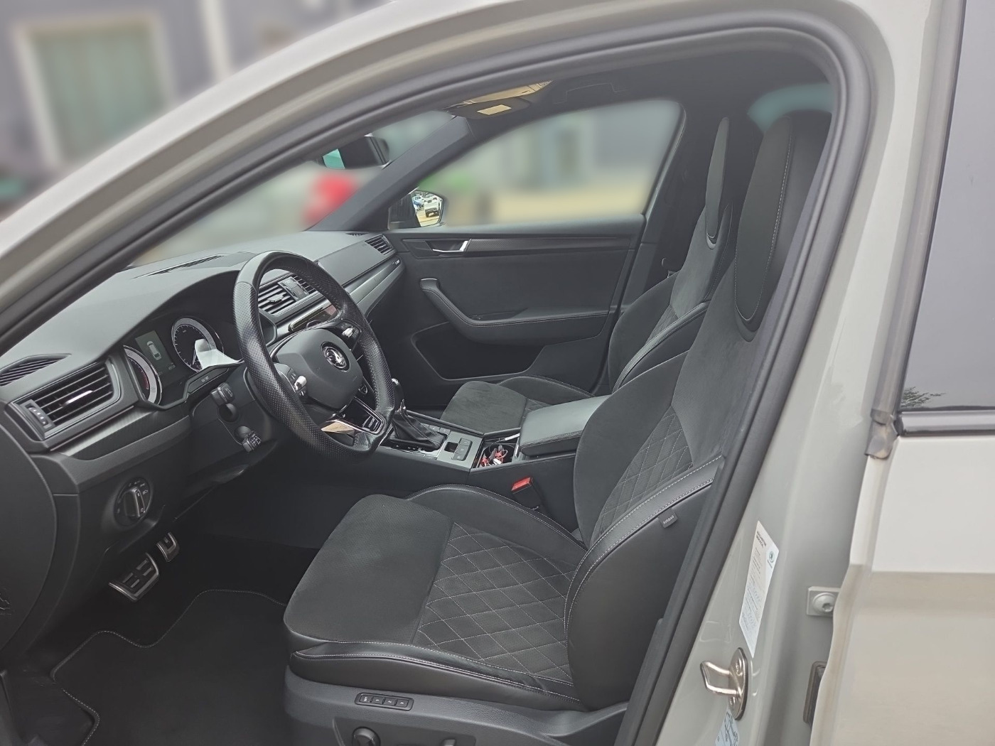 SKODA Superb Combi 2.0 TDI DSG 4x4 Sportline AHK STHZ Bild 7