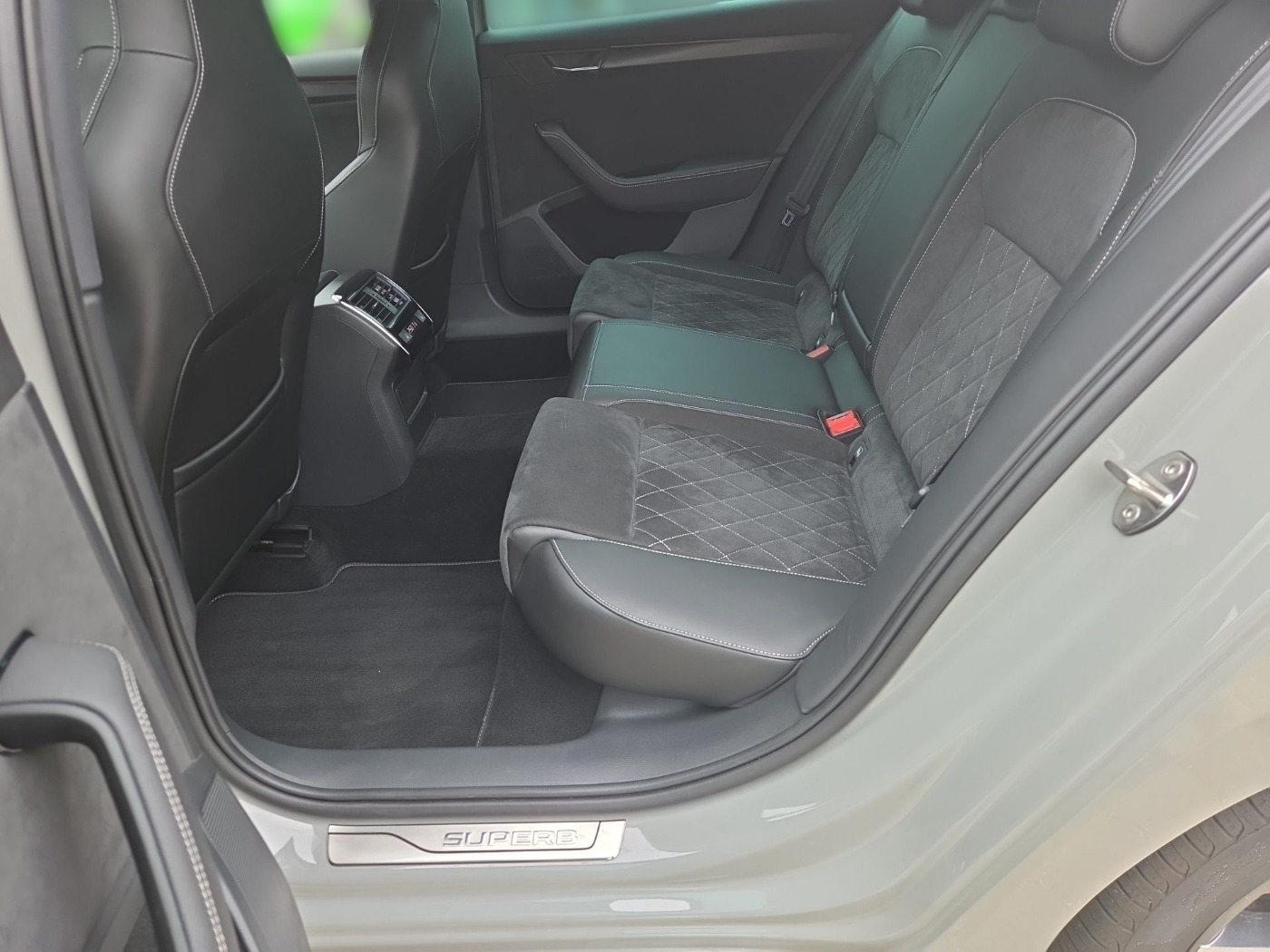 SKODA Superb Combi 2.0 TDI DSG 4x4 Sportline AHK STHZ Bild 11