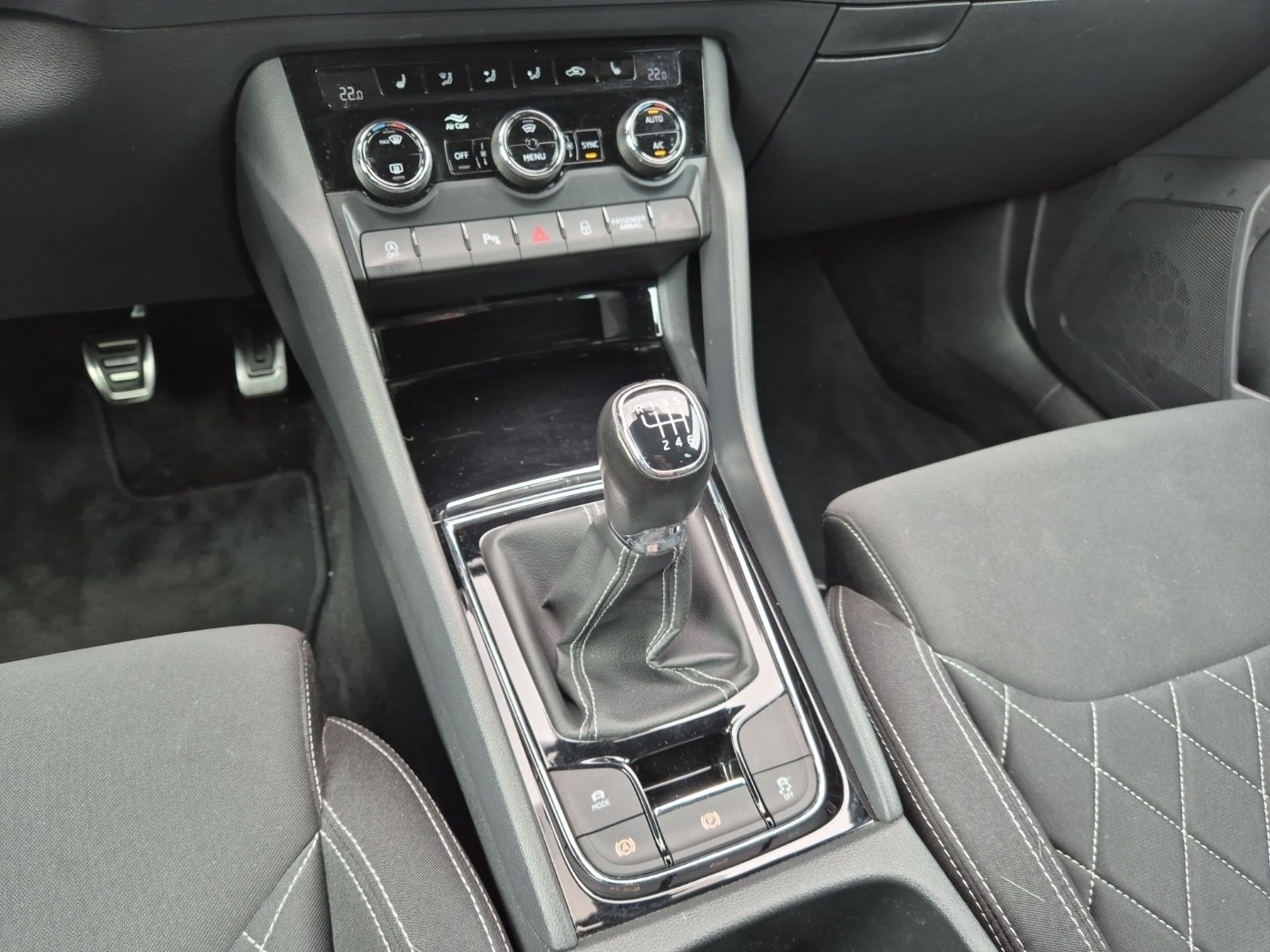 SKODA Karoq 1.5 TSI ACT Sportline ACC DAB LED NAVI SHZ Bild 18