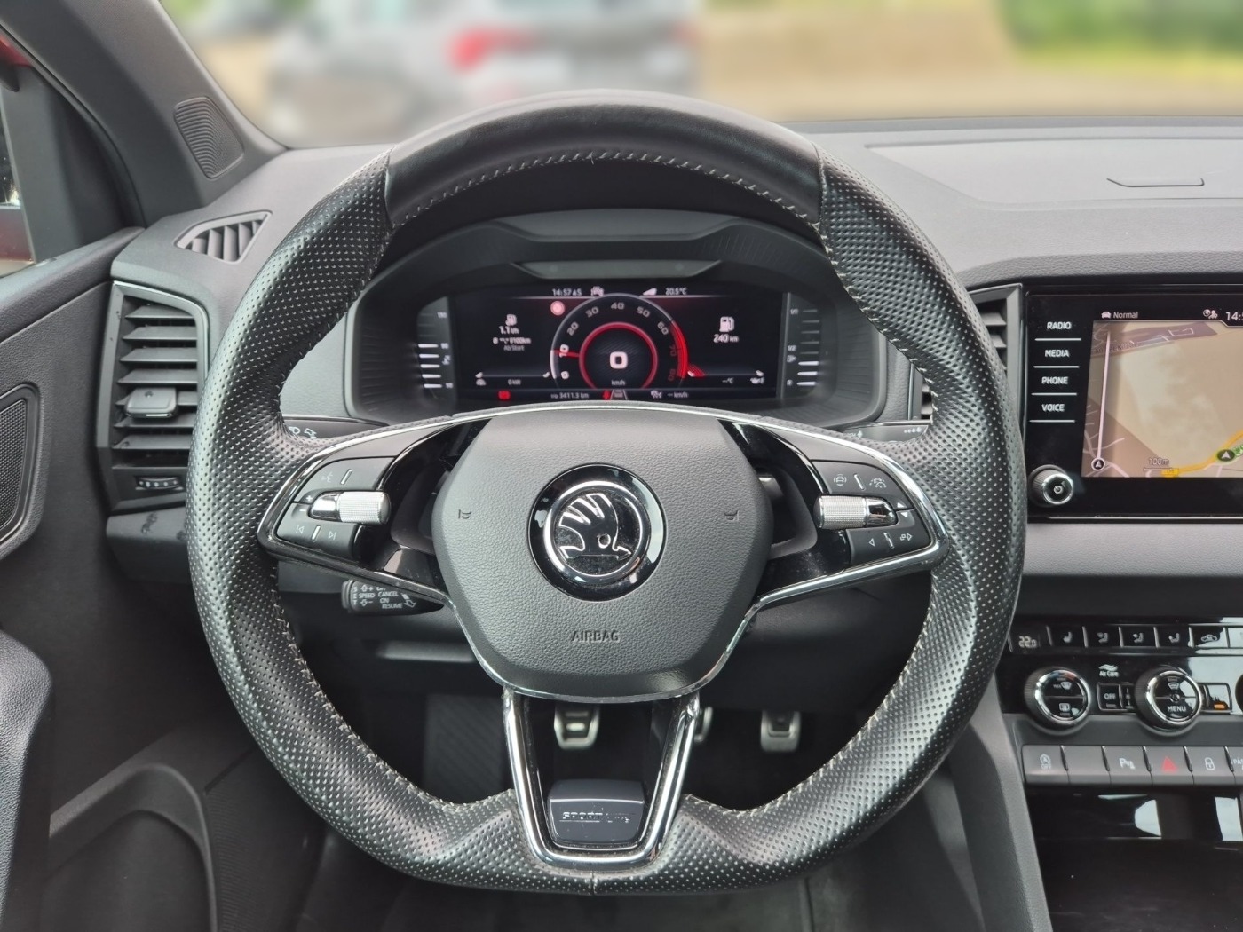 SKODA Karoq 1.5 TSI ACT Sportline ACC DAB LED NAVI SHZ Bild 13