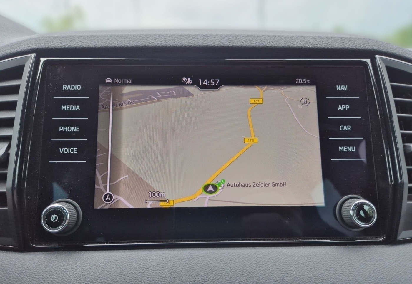 SKODA Karoq 1.5 TSI ACT Sportline ACC DAB LED NAVI SHZ Bild 15