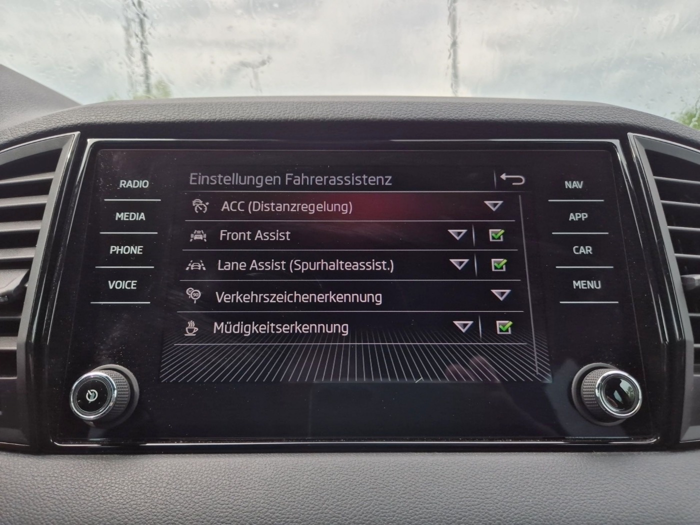 SKODA Karoq 1.5 TSI ACT Sportline ACC DAB LED NAVI SHZ Bild 16