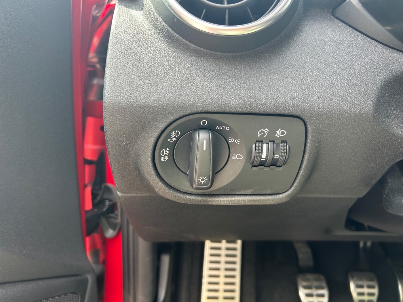Audi A1 1.4 TFSI Attraction ALU KA NEBEL PDC SHZ Bild 14