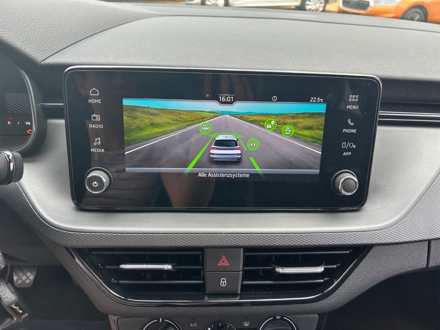 SKODA Kamiq 1.0 TSI Essence DAB LED NEBEL PDC SHZ TOUCH Bild 13