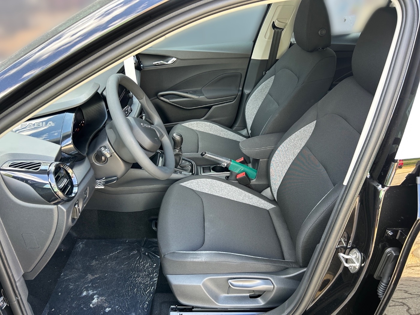SKODA Fabia 1.0 TSI Essence DAB LED LM NEBEL PDC SHZ Bild 7