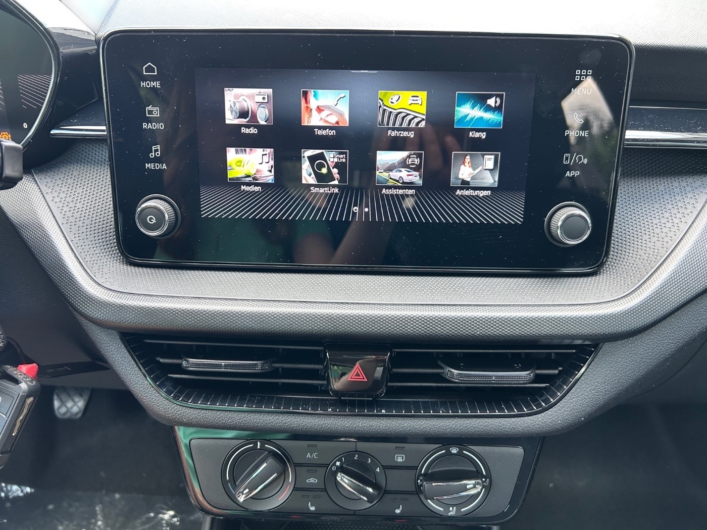 SKODA Fabia 1.0 TSI Essence DAB LED LM NEBEL PDC SHZ Bild 9