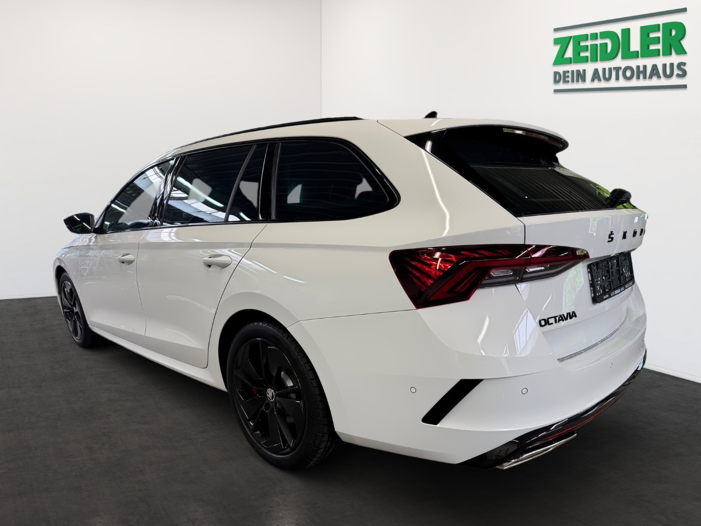 Skoda Octavia Combi 2.0 TSI RS ACC HUD DynLi el.Heck Bild 4