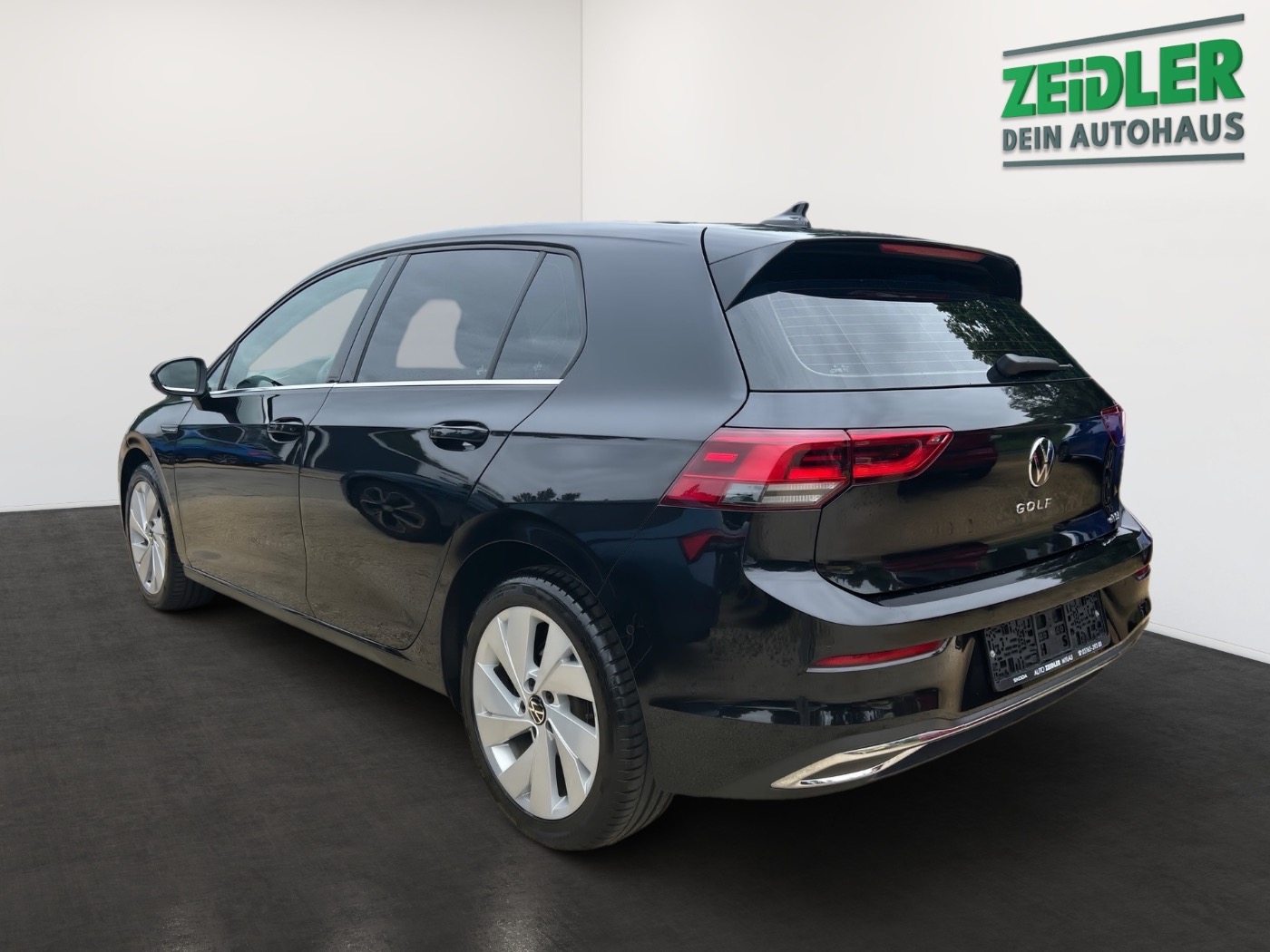 VW Golf VIII 1.5 eTSI Style Navi Parklenk. AHK ACC Bild 3