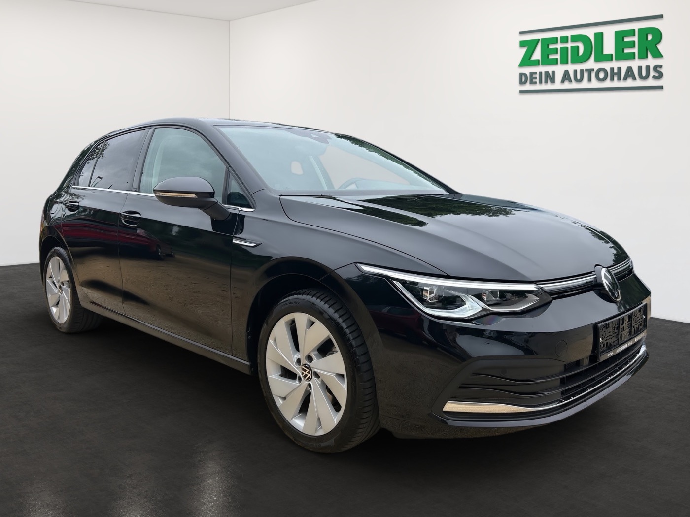 VW Golf VIII 1.5 eTSI Style Navi Parklenk. AHK ACC Bild 2