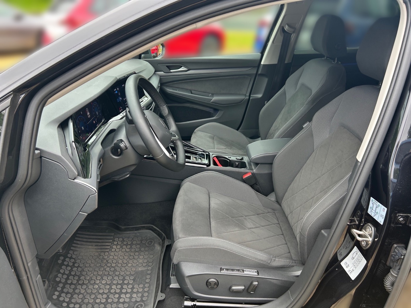 VW Golf VIII 1.5 eTSI Style Navi Parklenk. AHK ACC Bild 7