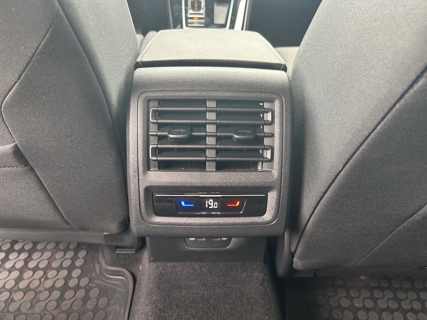 VW Golf VIII 1.5 eTSI Style Navi Parklenk. AHK ACC Bild 13